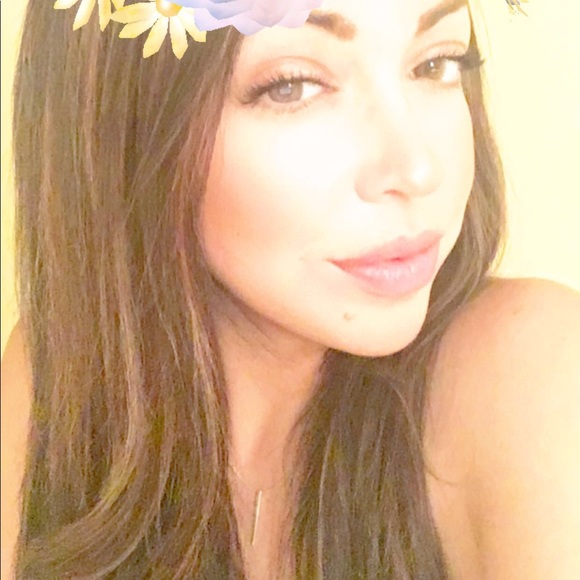 Meet Your Posher Aida Coronado - Picture 1 of 5